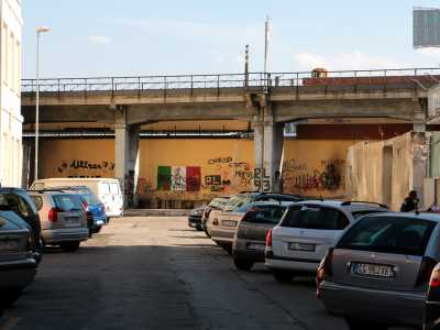 Su questa via, anch�essa soffocata da un muro...